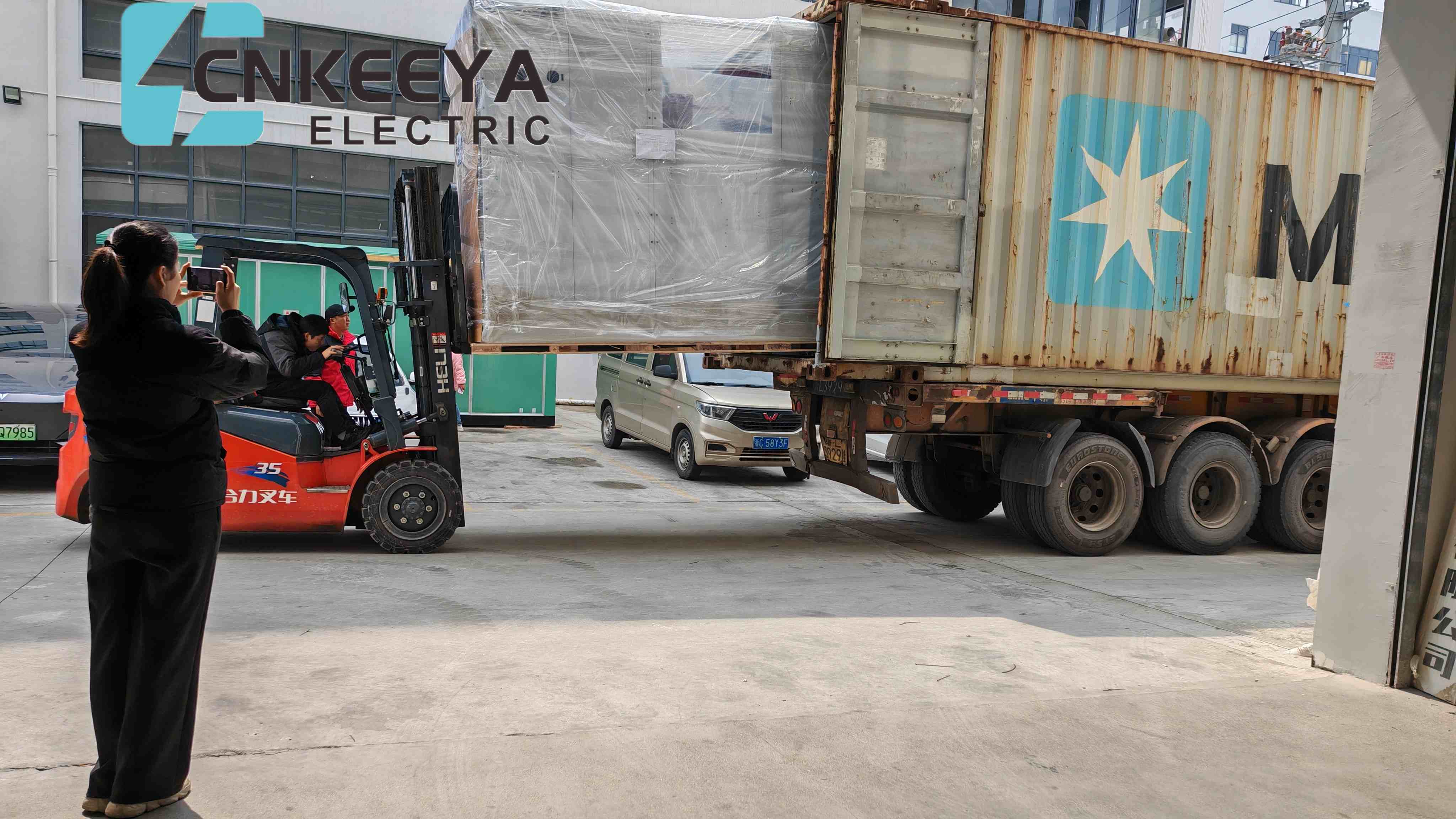 Se cargaron y enviaron con éxito cuatro gabinetes KYN61 de la empresa para ayudar en la construcción de proyectos de energía para clientes ucranianos.