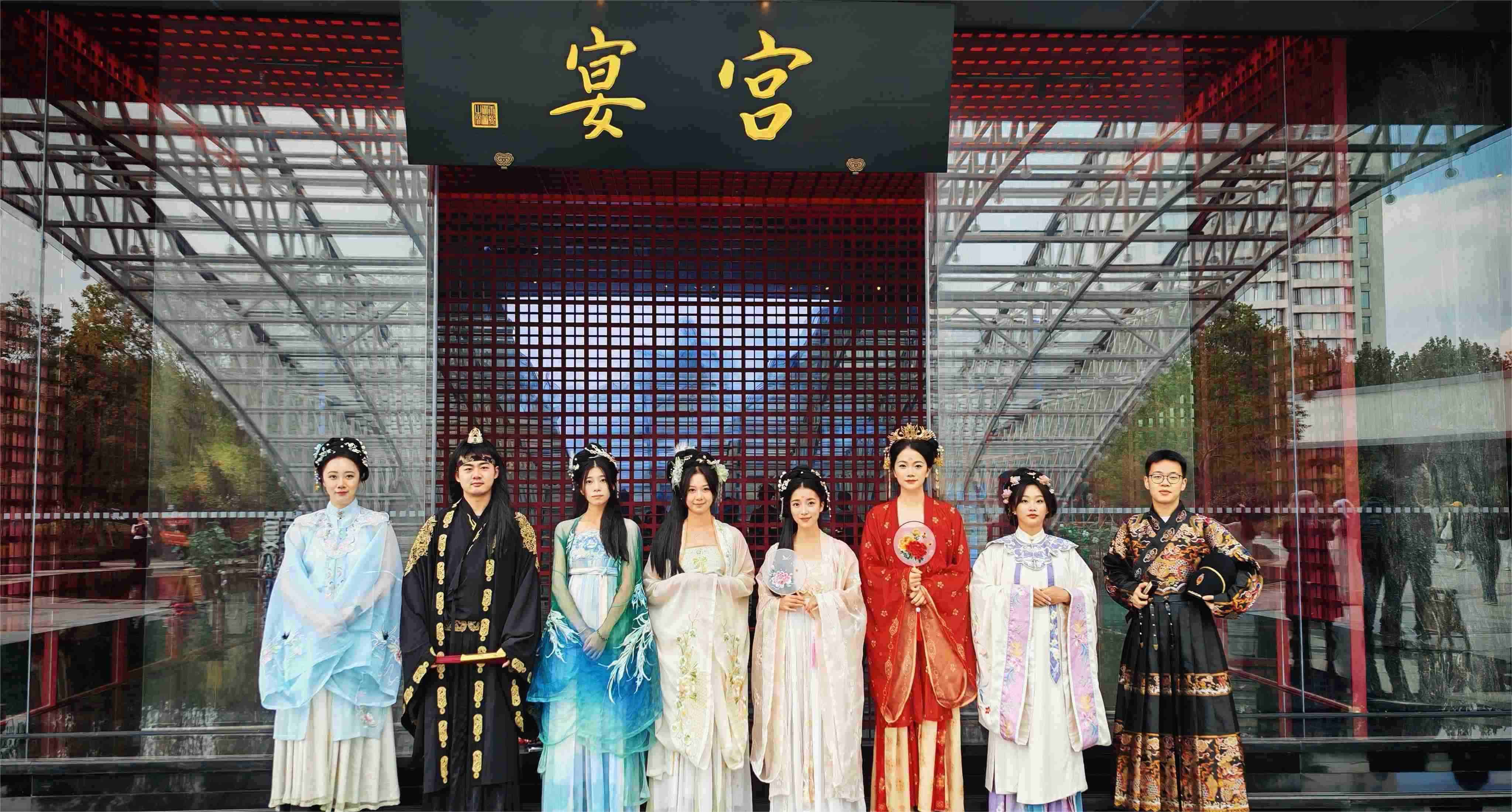 Probando la elegancia milenaria y consolidando la fuerza del equipo: nuestro equipo de formación de equipos ingresa al banquete del palacio de Hangzhou para experimentar la vida palaciega antigua